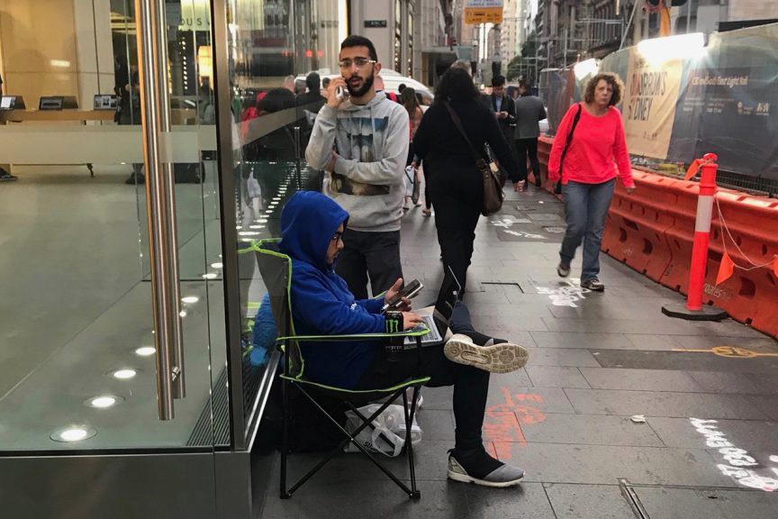lining-up-for-apple-iphone-x-before-event-01