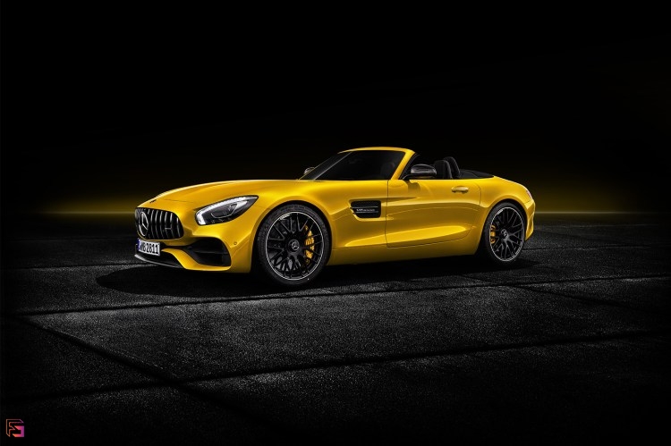 Mercedes-AMG GT S Roadster (Kraftstoffverbrauch kombiniert: 11,5 l/100 km; CO2-Emissionen kombiniert: 262 g/km); Exterieur: AMG solarbeam, AMG Carbon Paket Exterieur; Interieur: AMG Performance Sitze in Leder Exklusiv Nappa/Mikrofaser DINAMICA schwarz mit Kontrastziernaht gelb // Mercedes-AMG GT S Roadster ( fuel comsumption, combined: 11.5 l/100 km; combined CO2 emissions: 262 g/km); exterior: AMG solarbeam, AMG Exterior Carbon Package; interior: AMG Performance seats in Exclusive nappa leather/DINAMICA microfibre in black with yellow contrasting topstitching