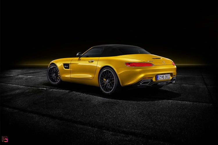 Mercedes-AMG GT S Roadster (Kraftstoffverbrauch kombiniert: 11,5 l/100 km; CO2-Emissionen kombiniert: 262 g/km); Exterieur: AMG solarbeam, AMG Carbon Paket Exterieur; Interieur: AMG Performance Sitze in Leder Exklusiv Nappa/Mikrofaser DINAMICA schwarz mit Kontrastziernaht gelb // Mercedes-AMG GT S Roadster ( fuel comsumption, combined: 11.5 l/100 km; combined CO2 emissions: 262 g/km); exterior: AMG solarbeam, AMG Exterior Carbon Package; interior: AMG Performance seats in Exclusive nappa leather/DINAMICA microfibre in black with yellow contrasting topstitching