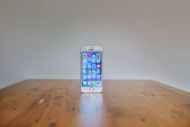 iphone-se-review-vpavic-verge-1