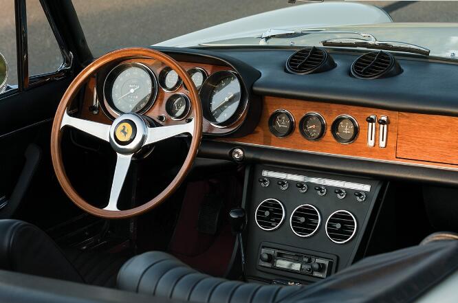 Ferrari 经典车型 365 GTS Spider 即将展开拍卖-锋巢网